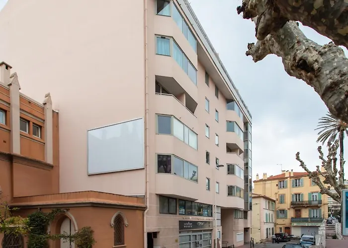 C1 Clemenceau Pool Balcony Bath Ac 2mins Walk To شقة