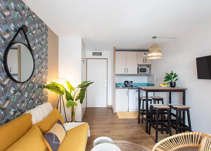 C1 Clemenceau Pool Balcony Bath Ac 2mins Walk To * كان